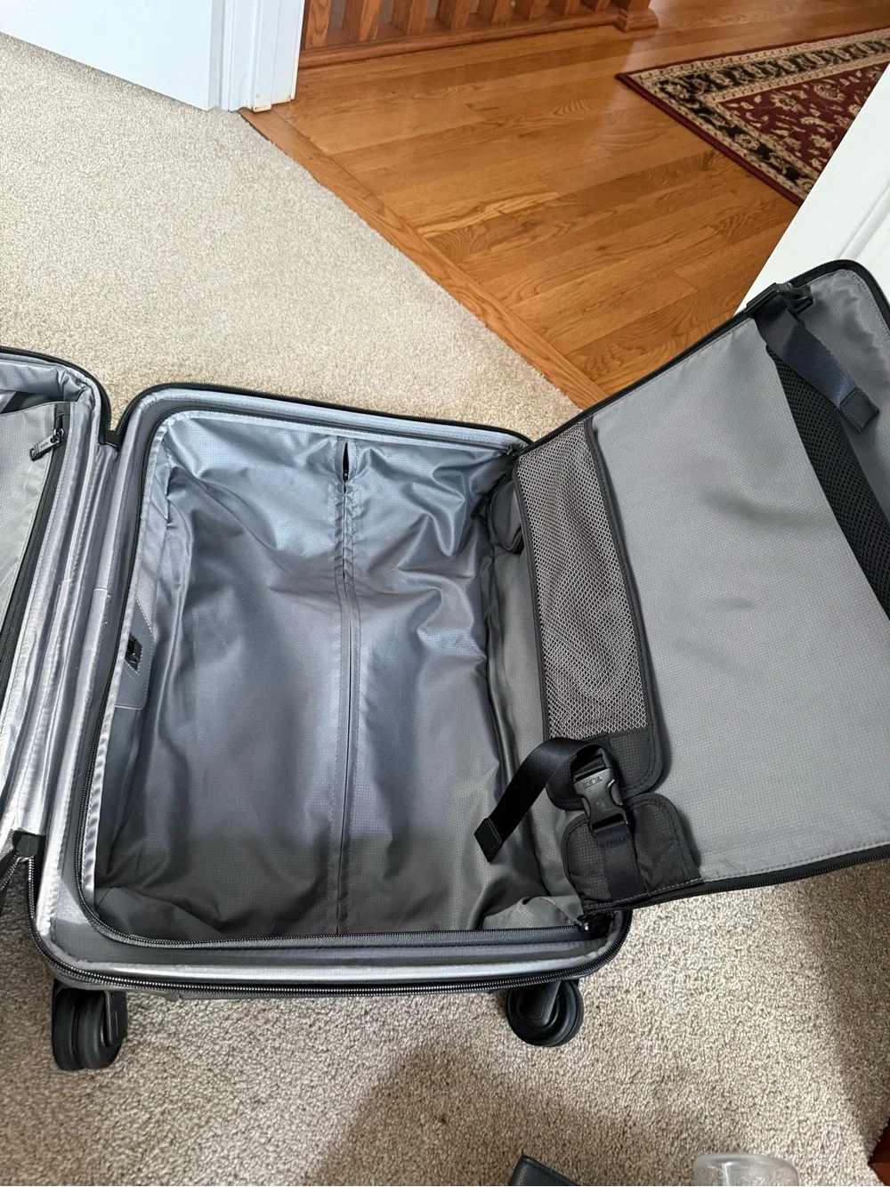 Tumi alpha 22x16x9